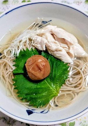 夏簡単昼食！鶏ささみ肉梅大葉の冷たいそば-レシピのメイン写真