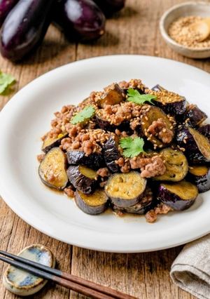 ご飯泥棒!トロトロなすと挽肉の生姜焼き-レシピのメイン写真