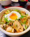 厚揚げとキムチのそぼろ炒め丼