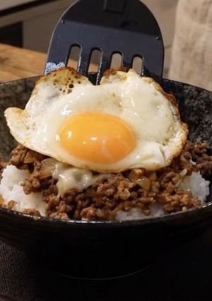 チーズ入り月見合挽き肉丼-レシピのメイン写真