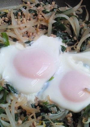 豚とにらともやしの落とし卵焼き-レシピのメイン写真