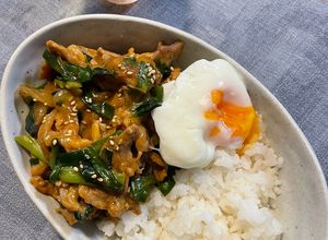 コチュジャンでピリ辛豚ニラ炒め丼-レシピのメイン写真