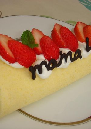 ロールケーキ　苺で簡単デコ♪-レシピのメイン写真