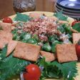 海老チップスと納豆のサラダ