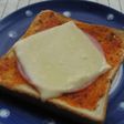 超簡単♪ピザソース風で食パンピザ