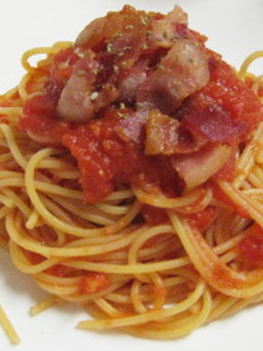 トマトソースとカリカリ・ベーコンのパスタ-レシピのメイン写真
