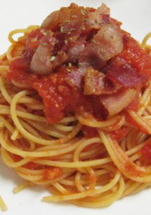 トマトソースとカリカリ・ベーコンのパスタ-レシピのメイン写真