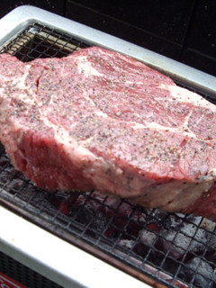 バーベキューで ブロック肉を焼く-レシピのメイン写真