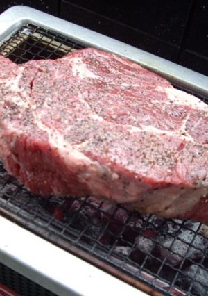 バーベキューで　ブロック肉を焼く-レシピのメイン写真