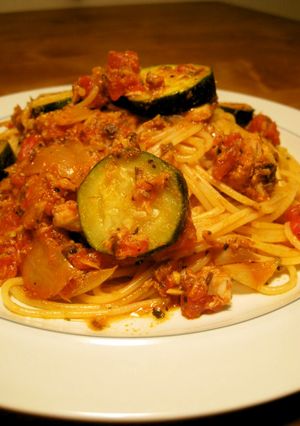 サバ缶とズッキーニのトマトソースパスタ-レシピのメイン写真