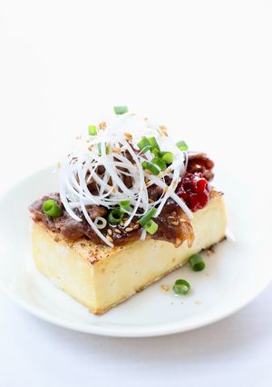 焼き豆腐もっと美味しく【焼き塩豆腐（焼肉乗せ）】-レシピのメイン写真
