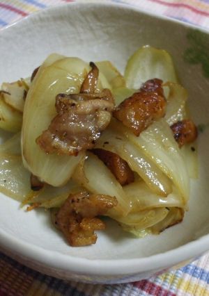 簡単！鶏皮と玉ねぎのシンプル☆炒め-レシピのメイン写真