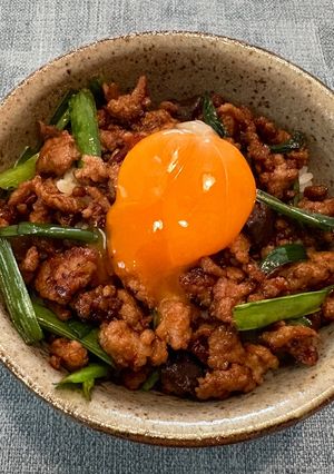 【簡単】ひき肉ニラ丼！-レシピのメイン写真