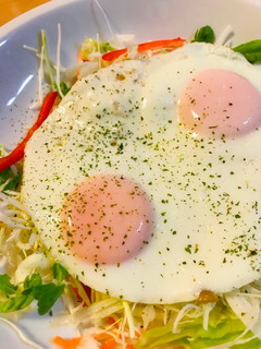 目玉焼きソースのサラダ-レシピのメイン写真