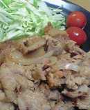新たまねぎを食べる豚肉のしょうが焼き