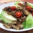 蒸しキャベツのバタポンきのこソース