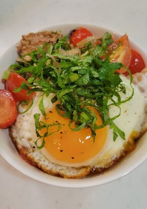 簡単お昼ごはん♪さば味噌トマト目玉焼き丼-レシピのメイン写真