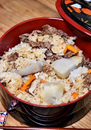 里芋のおいしい時期に♪牛肉と里芋の炊き込みご飯-レシピのメイン写真