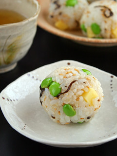 超簡単!「枝豆と塩昆布チーズのおにぎり」-レシピのメイン写真