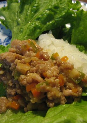 野菜たっぷり肉味噌とご飯をレタスに包んで-レシピのメイン写真