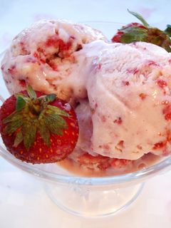生クリーム不要☆苺みるくヨーグルトアイス-レシピのメイン写真