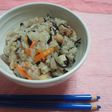 シンプルな味と定番の具材で炊き込みごはん