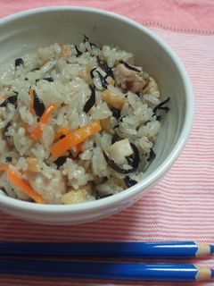 シンプルな味と定番の具材で炊き込みごはん-レシピのメイン写真