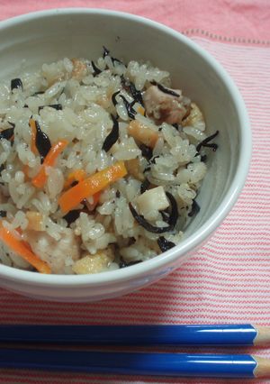 シンプルな味と定番の具材で炊き込みごはん-レシピのメイン写真
