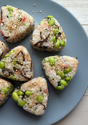枝豆と小エビの塩昆布悪魔のおにぎり-レシピのメイン写真