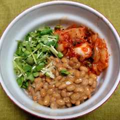 รูปของ キムチとかいわれ菜と納豆の小鉢