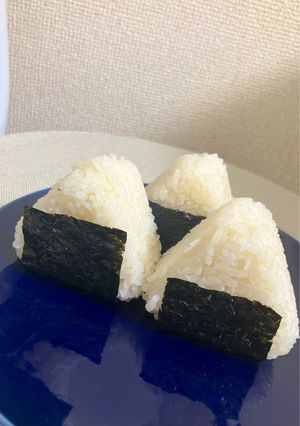 snsで人気　コンビニ塩おにぎり-レシピのメイン写真