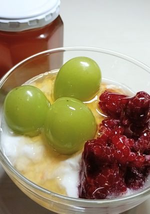 ヨーグルトの蜂蜜がけ　自家製フルーツを添えて-レシピのメイン写真
