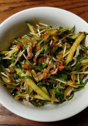 キュウリとかいわれ大根の食べるラー油和え-レシピのメイン写真