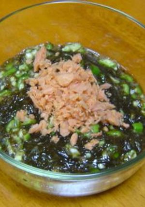 焼さけあらほぐしを乗せたもずくの酢の物-レシピのメイン写真