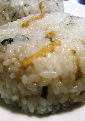 お茶漬けの素でおかかおにぎり♪-レシピのメイン写真