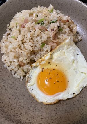 焼き飯　ベーコン、醤油味　目玉焼き添え-レシピのメイン写真
