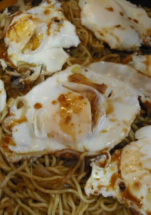 卵ドッカ～ン盛り！カレー風味の焼きそば-レシピのメイン写真