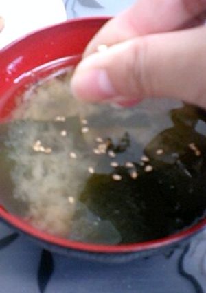 味噌汁。ひねりゴマで香り高く-レシピのメイン写真