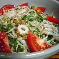 รูปของ もやしと残り物の蕎麦orそうめんのサラダ