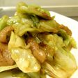 鶏皮で、キャベツが美味しい炒め物。