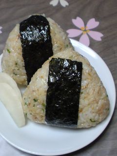 めちゃうま‼大葉とじゃこかつおおにぎり-レシピのメイン写真