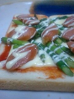 アスパラとウィンナーのパンピザ-レシピのメイン写真