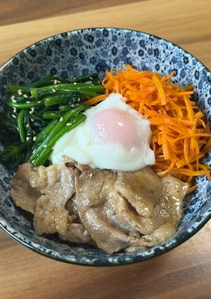 野菜たっぷり 温玉のせ★簡単豚丼-レシピのメイン写真