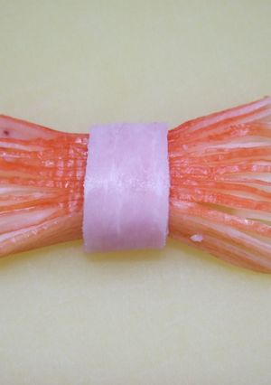 お弁当に!かにかまのリボン-レシピのメイン写真