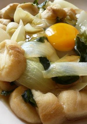 新玉ねぎと麩の煮物 生卵を添えて。-レシピのメイン写真