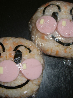 【簡単】アンパンマンおにぎり(鮭味)-レシピのメイン写真
