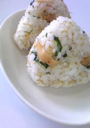 お弁当にも♪簡単★じゃこ梅おにぎり-レシピのメイン写真