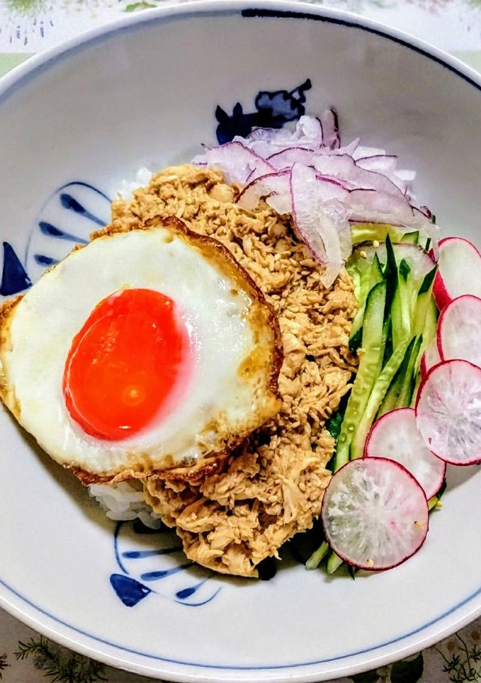 簡単昼食！鶏ささみと胡瓜と卵のサラダ丼-レシピのメイン写真