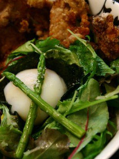 簡単!カリカリ豚とパリパリ野菜の温玉丼-レシピのメイン写真