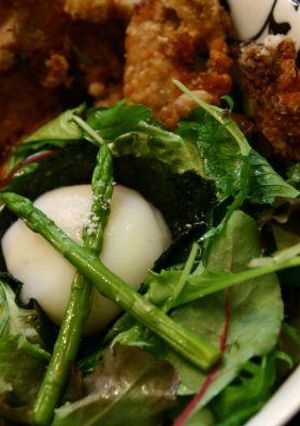 簡単!カリカリ豚とパリパリ野菜の温玉丼-レシピのメイン写真